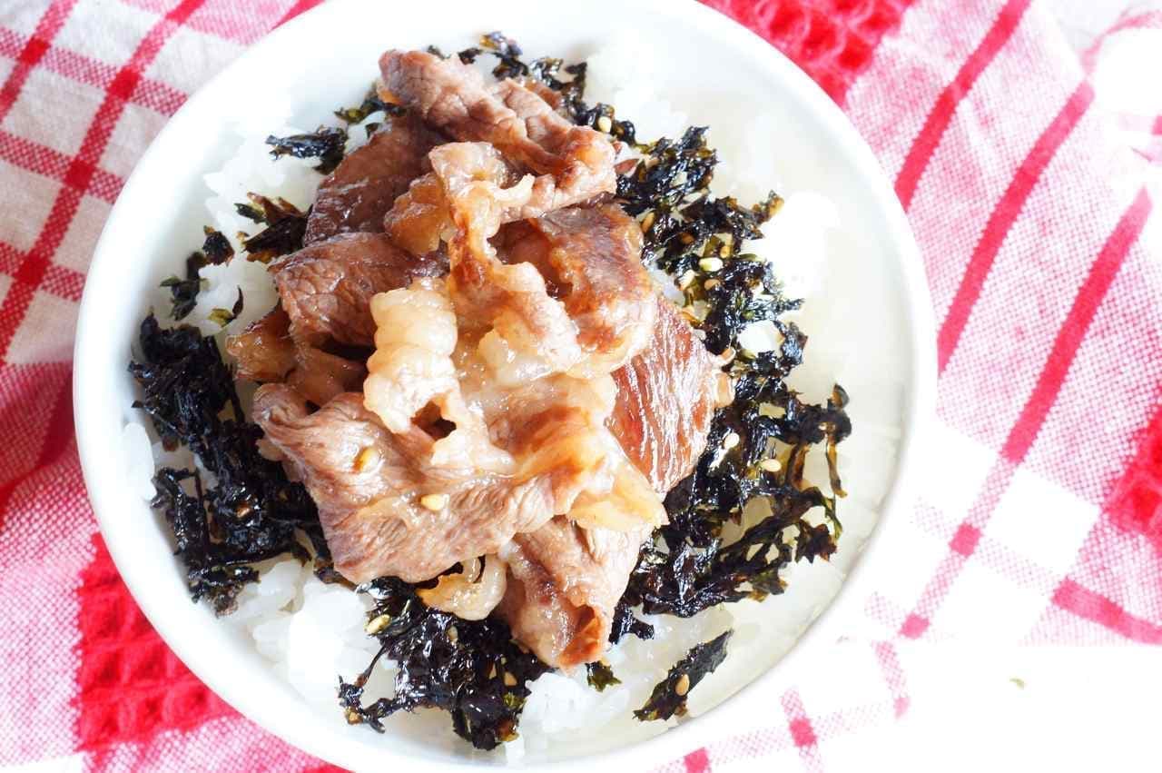 "GYU-KAKU Korean seasoned seaweed flakes" and "GYU-KAKU soy sauce sauce" made with "Kalbi-only rice"