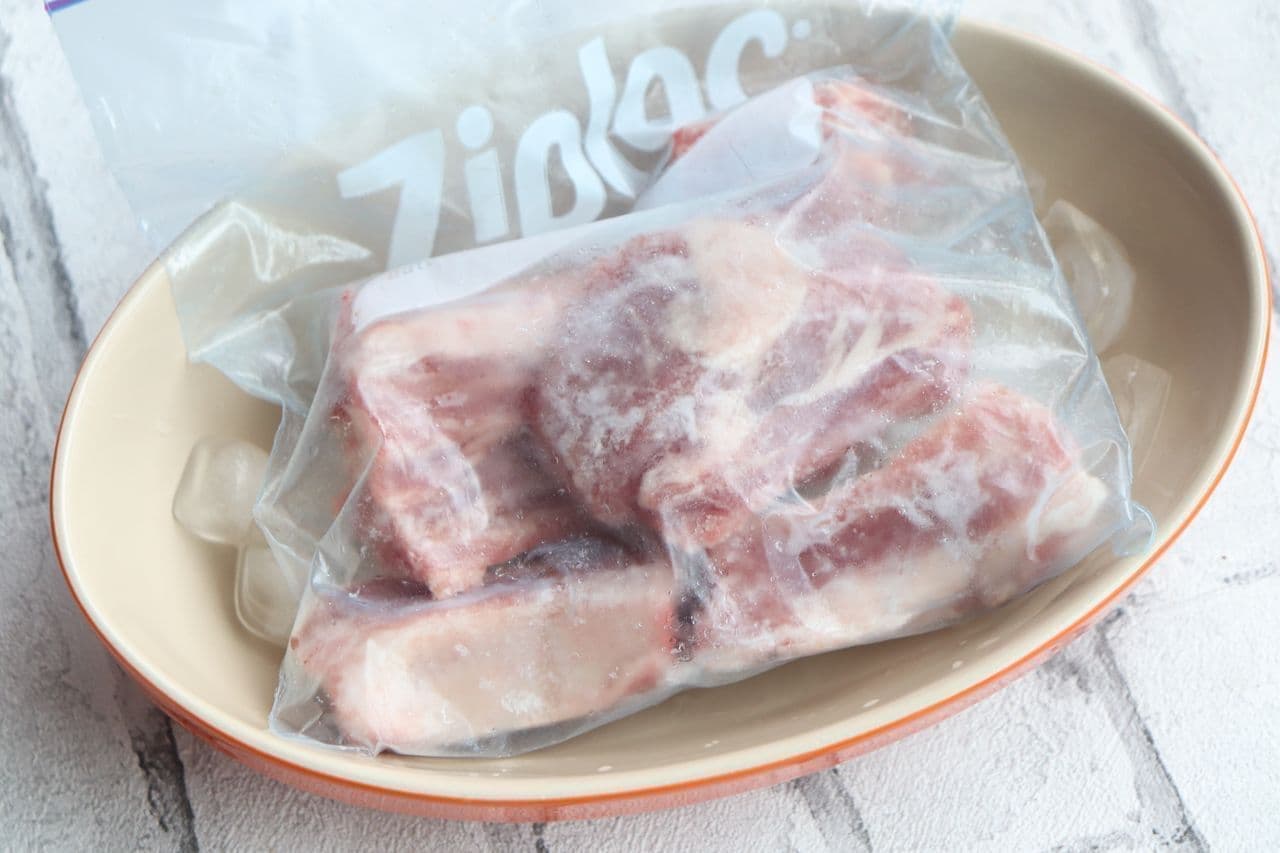ステップ2 フリーザーバッグやラップに包んで冷凍したお肉を氷の上に置く。