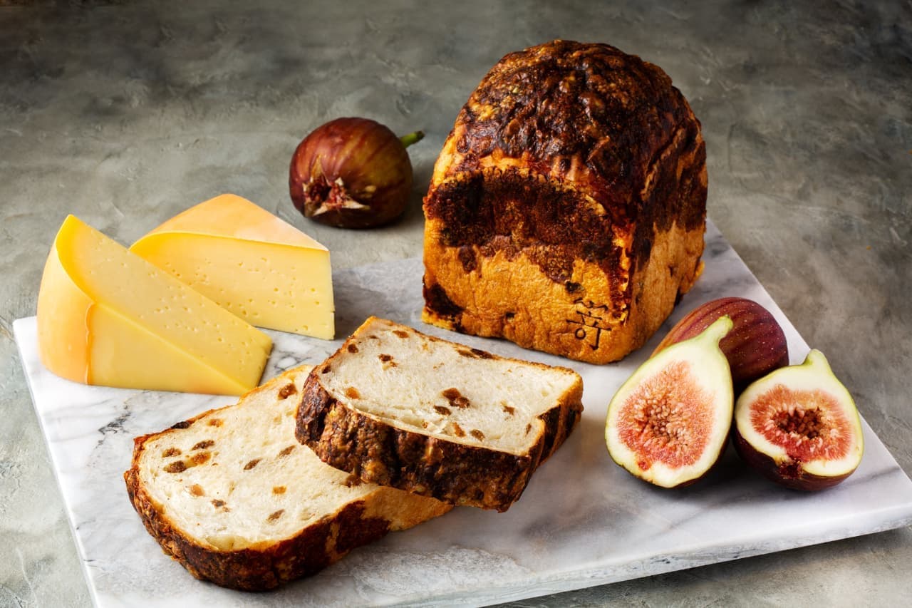 "White fig and Gouda cheese bread" from the high-class bread "Umoto"