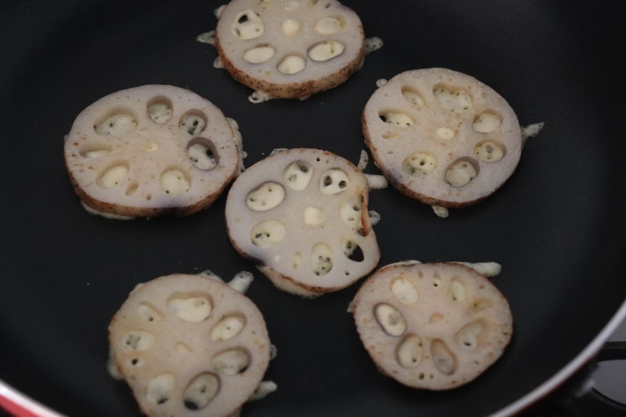 Grilled lotus root with crispy cheese