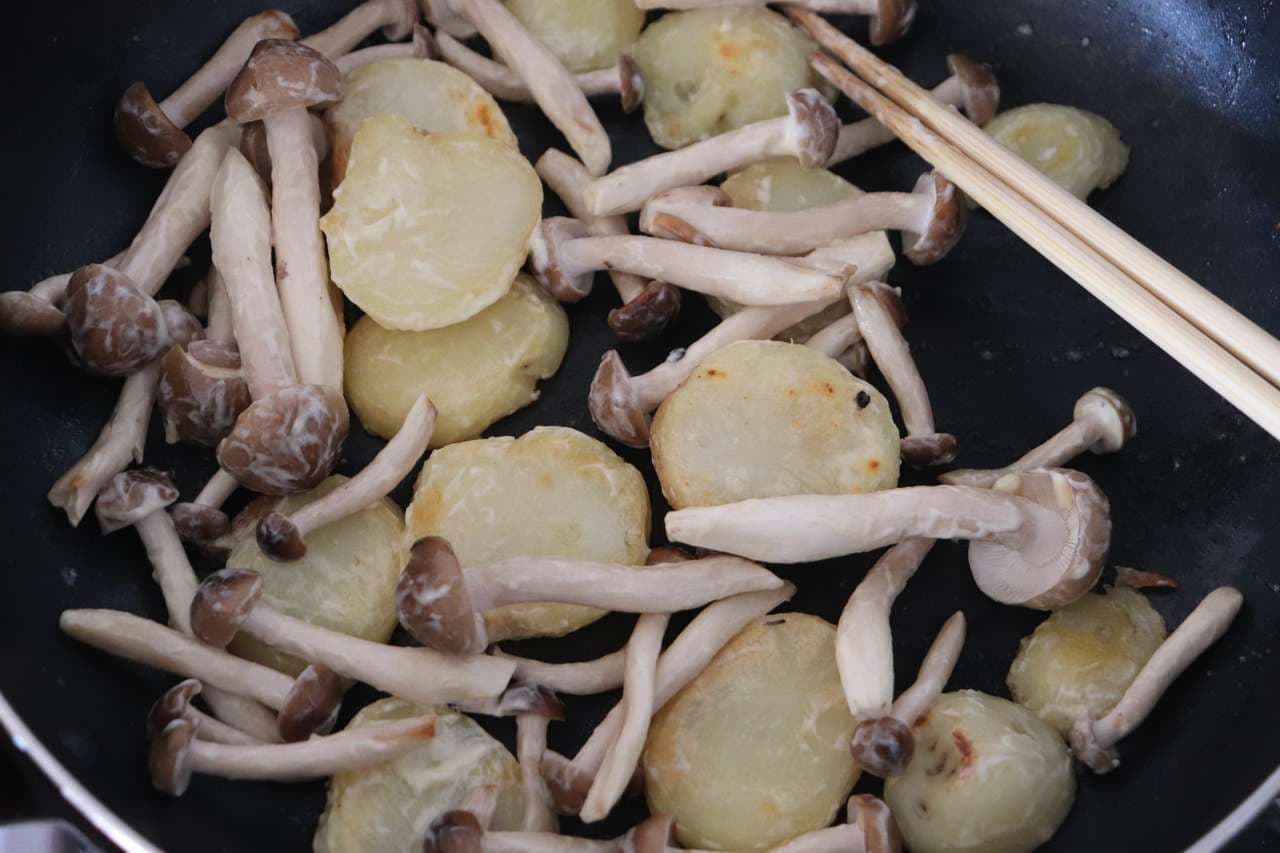 Stir-fried potatoes and shimeji mushrooms with mayonnaise