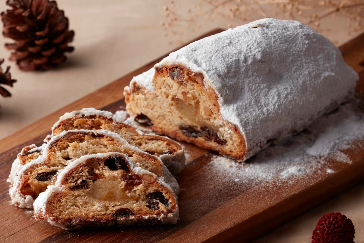 European Xmas confectionery "Stollen" "Panettone" in Donk