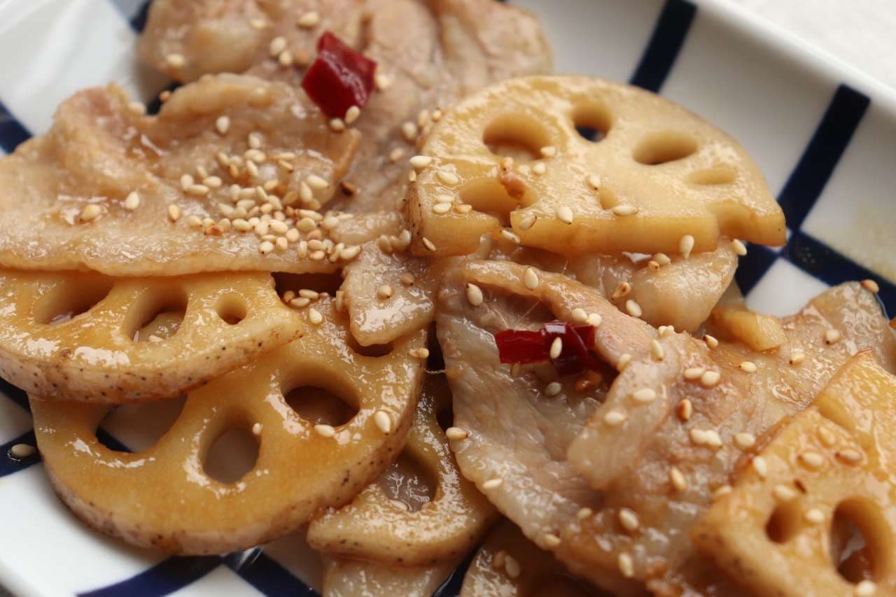 Stir-fried sweet and spicy pork rose and lotus root