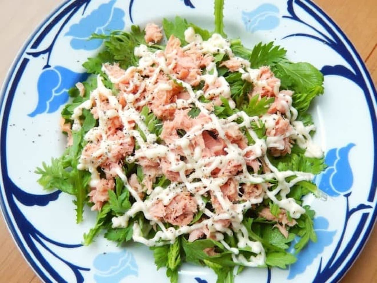 Simple recipe of "raw garland chrysanthemum and tuna mayo salad"