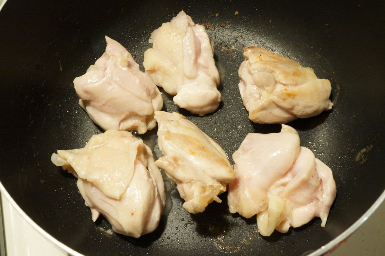 フライパンで焼いている鶏肉