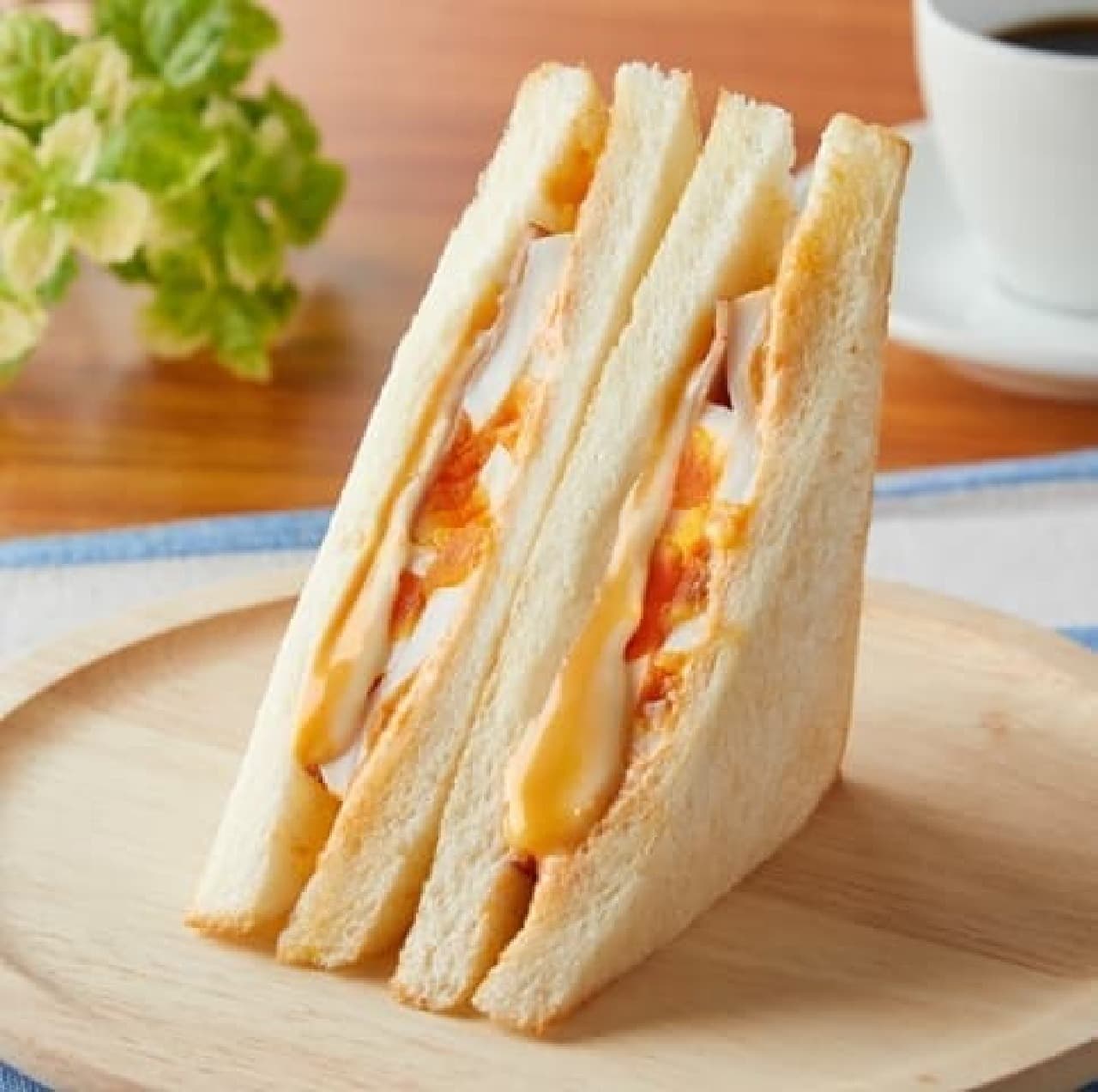 FamilyMart "HOT Sandwich Ham and Eggs & Meita Cheese Sauce"