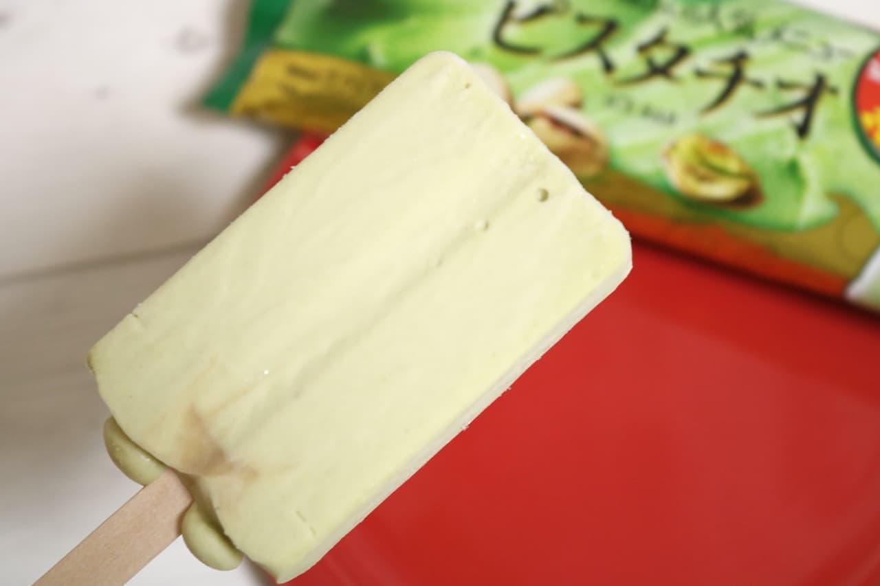 Tasting "Pistachio ice bar, a popular menu of gelato shops"