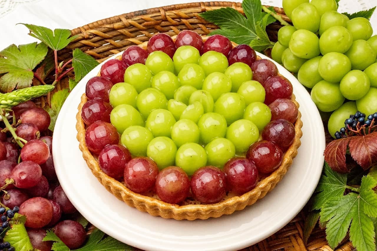 Kirfebon "Tart of two-colored grapes"