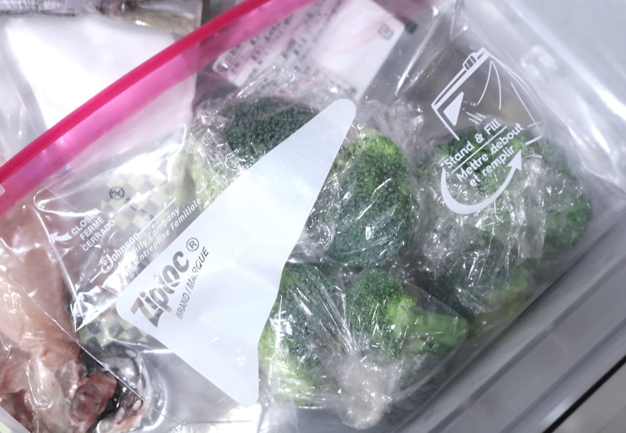 Put the broccoli in a freezer bag and store in the freezer, making sure that the broccoli do not overlap each other.