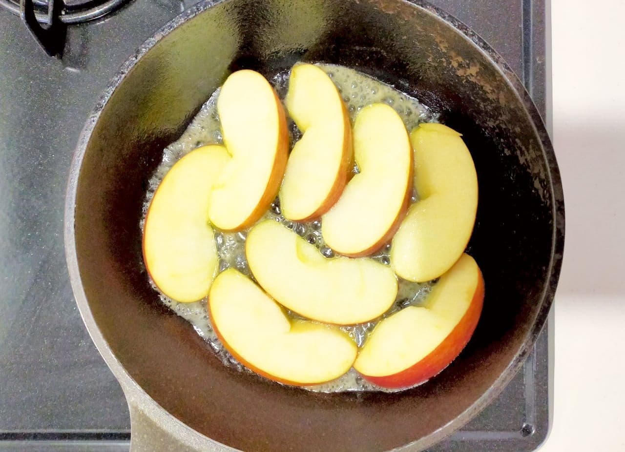 「りんごのカラメルバター焼き」レシピ