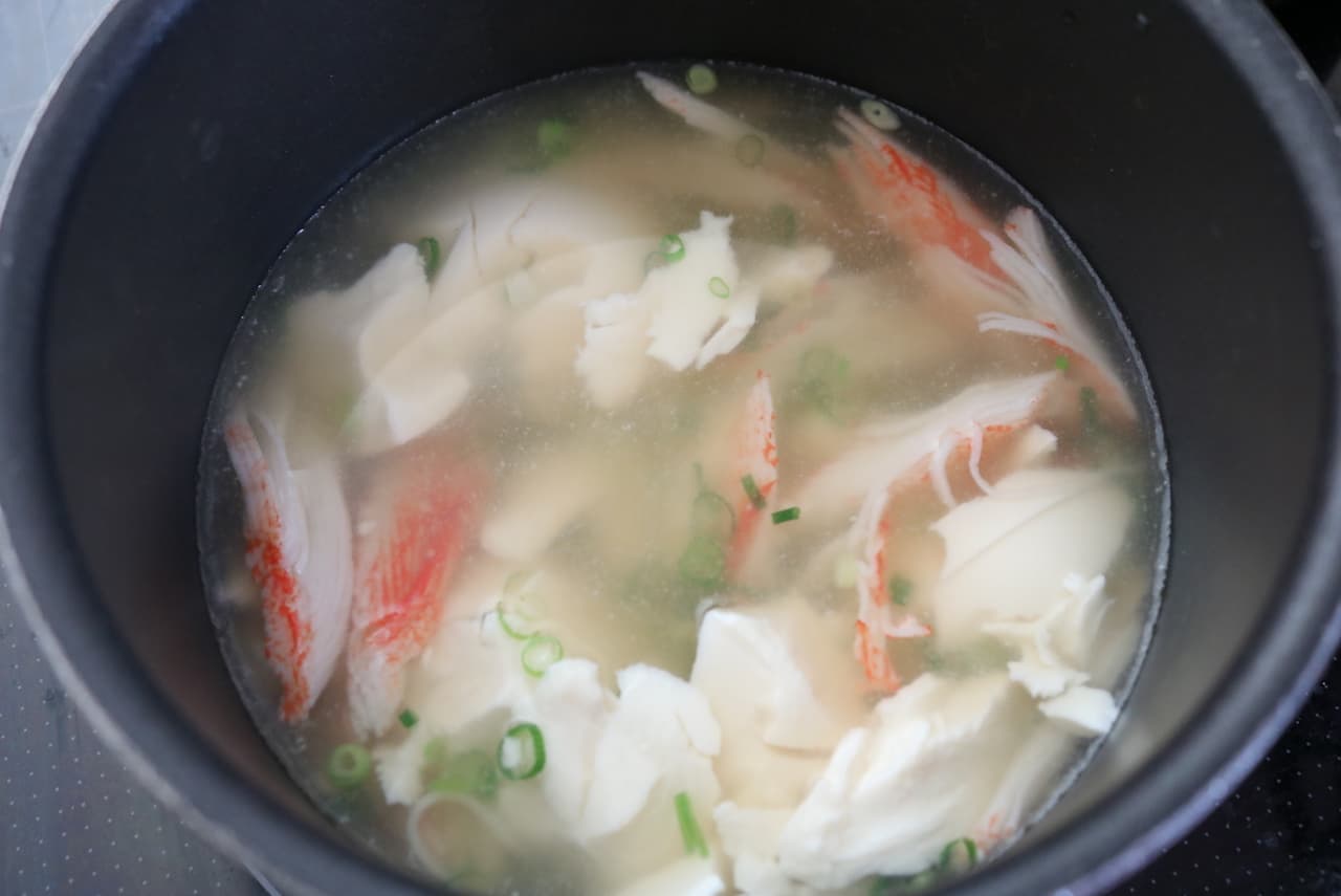 レシピ 豆腐の中華風カニカマあんかけスープ がほっこりとろとろ 簡単 食べ応え でカロリー制限したい人にもおすすめ えん食べ