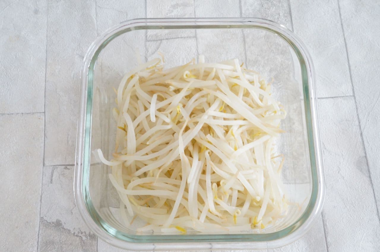 Bean sprouts in a heatproof container
