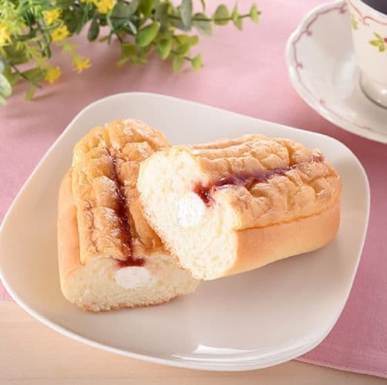 FamilyMart "Shoo Roll (Tochiotome Strawberry & Whipped Cream)"
