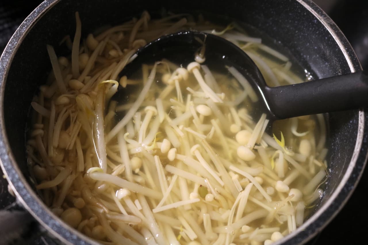 Recipe "Hot and Sour Soup with Mushrooms and Bean Sprouts