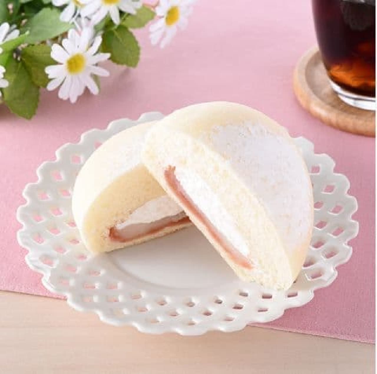FamilyMart "Daifuku-like bread (Amaou strawberry bean paste & whipped cream)"