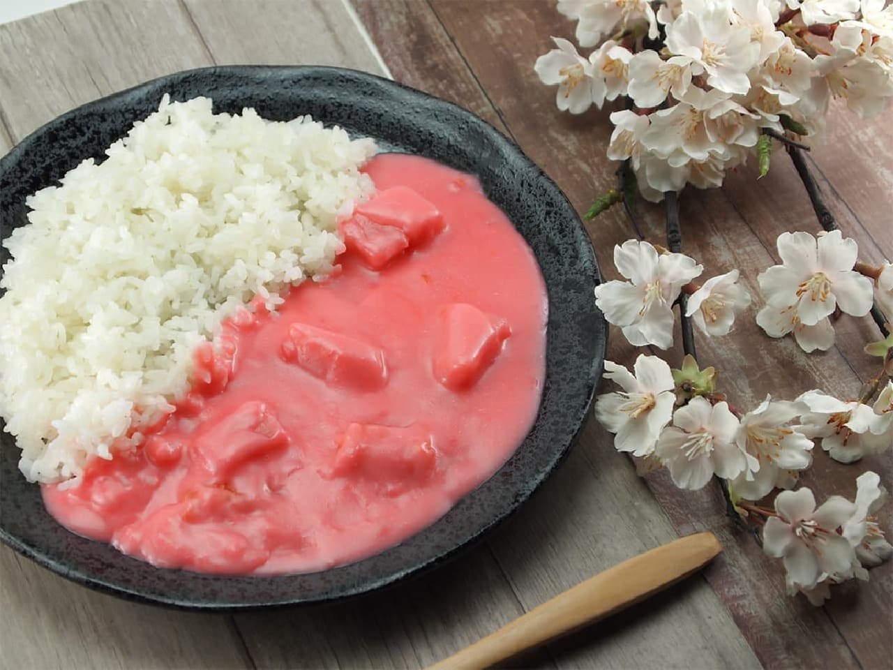 桜の花びら入り 春満開 さくらカレー ピンク色が華やか バターのコクがきいたまろやか中辛仕立て えん食べ