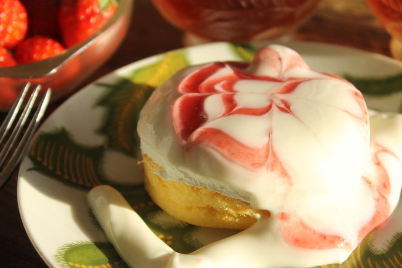 実食 ファミマ いちごのパンケーキ とろーり白いソースに隠れた真赤な果実 えん食べ
