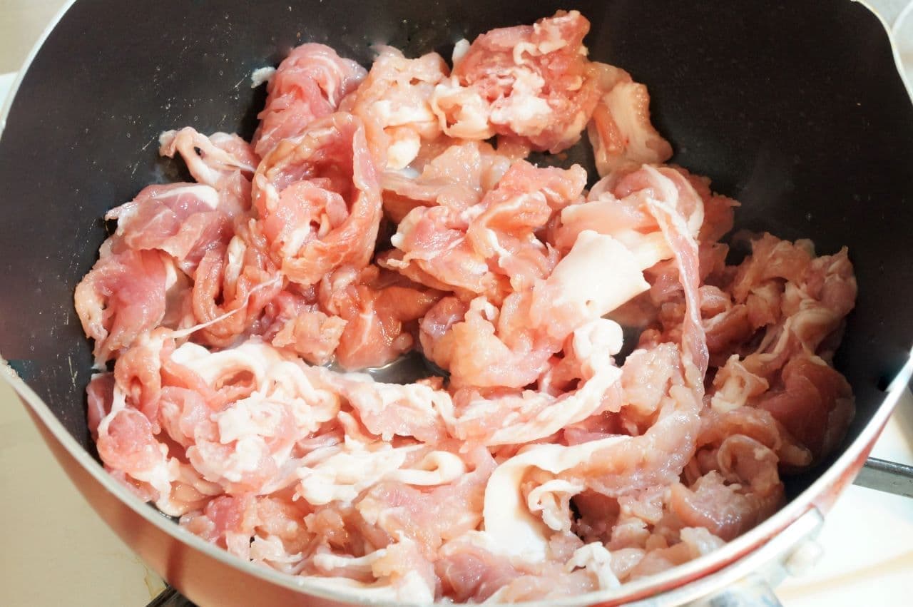 フライパンで炒めている豚肉
