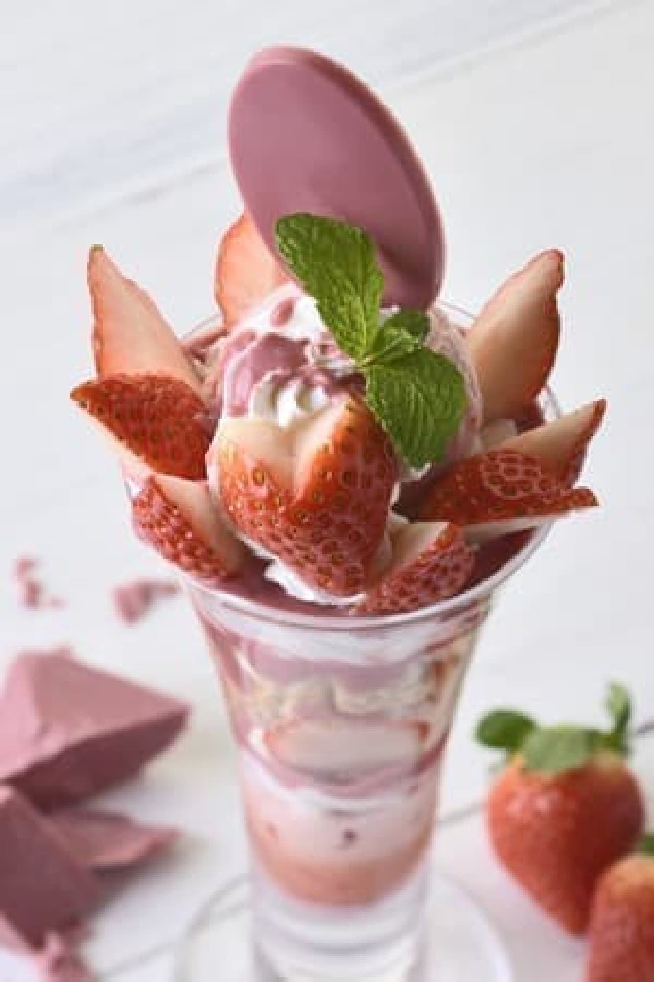 銀座コージーコーナー「苺とルビーチョコレートの春色パフェ」