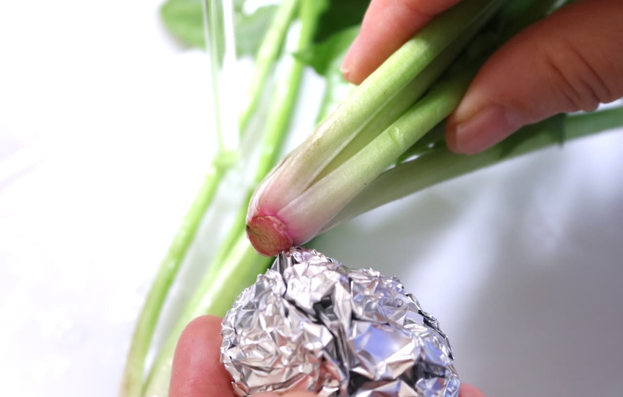 Step 1 While opening the roots of spinach, wash it with running water using rolled aluminum foil.