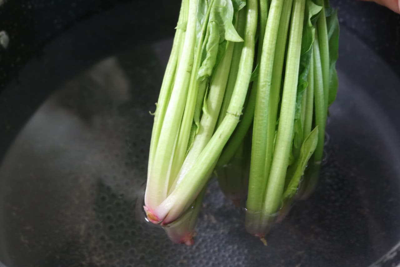 ステップ4 鍋でお湯を沸かし、まずは茎だけを30秒茹でます