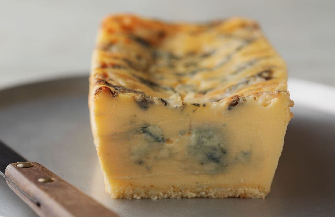 Raw blue cheese cake specialty store "blue"