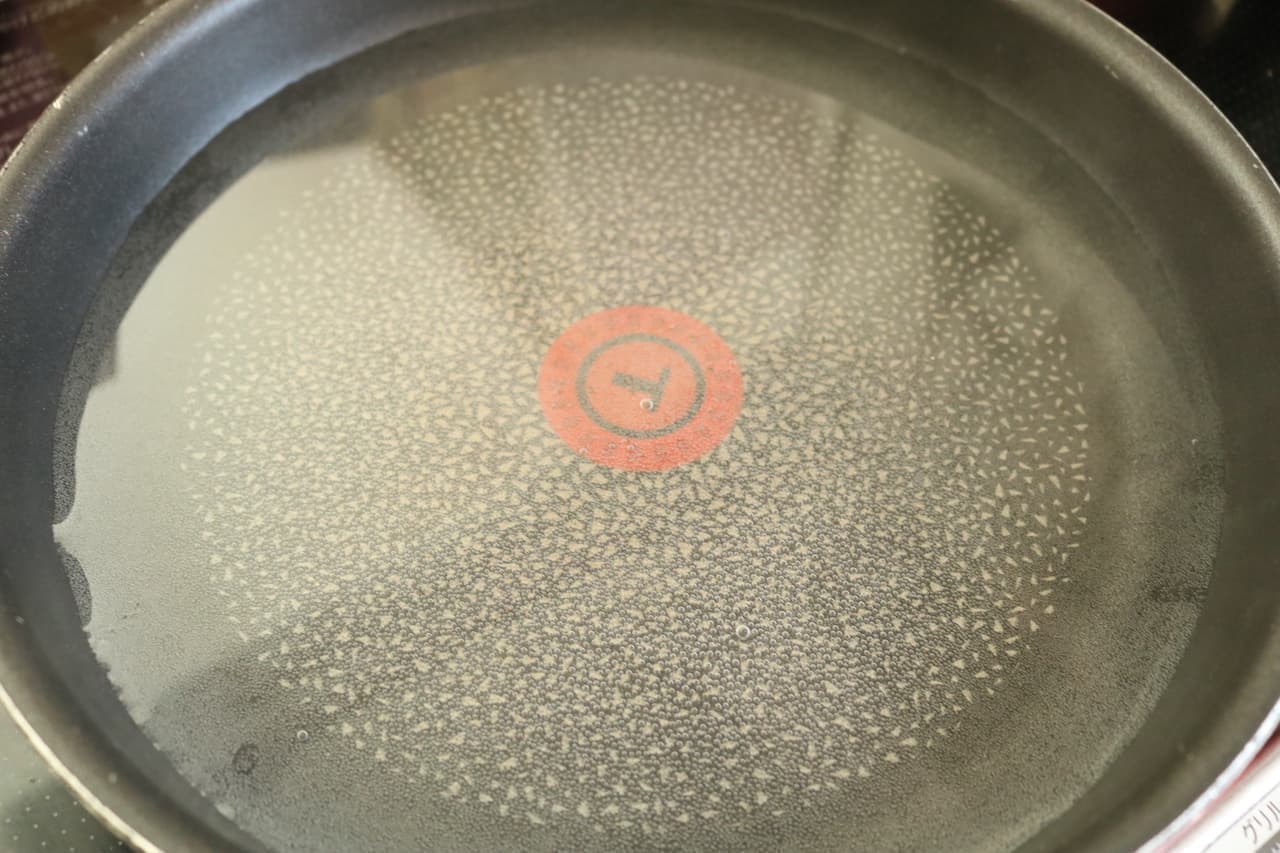 ステップ4 深めのフライパンに深さ2〜3cmほどのお湯を沸かし、。塩を小さじ1入れます