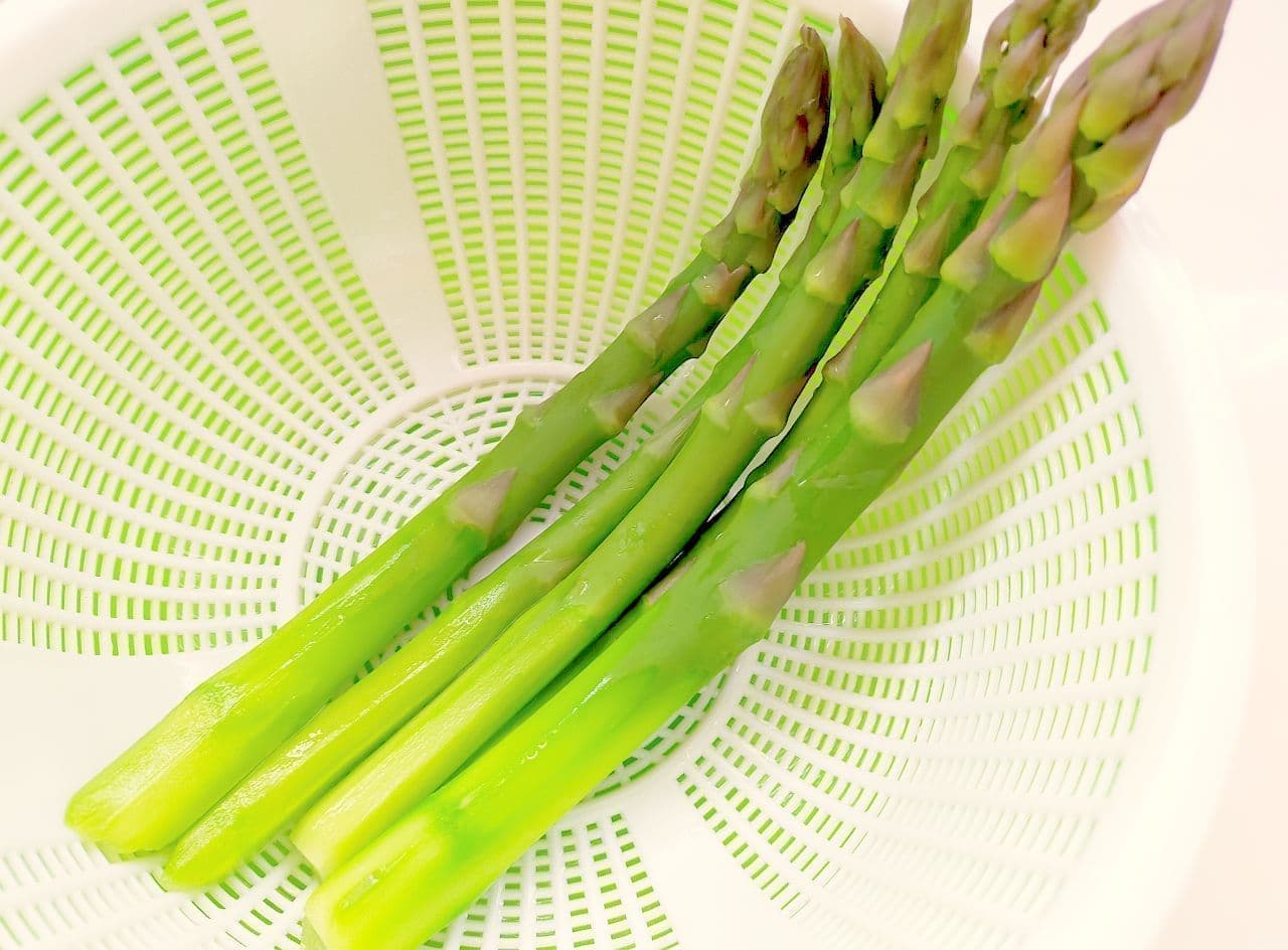 Step 4: Boil the asparagus