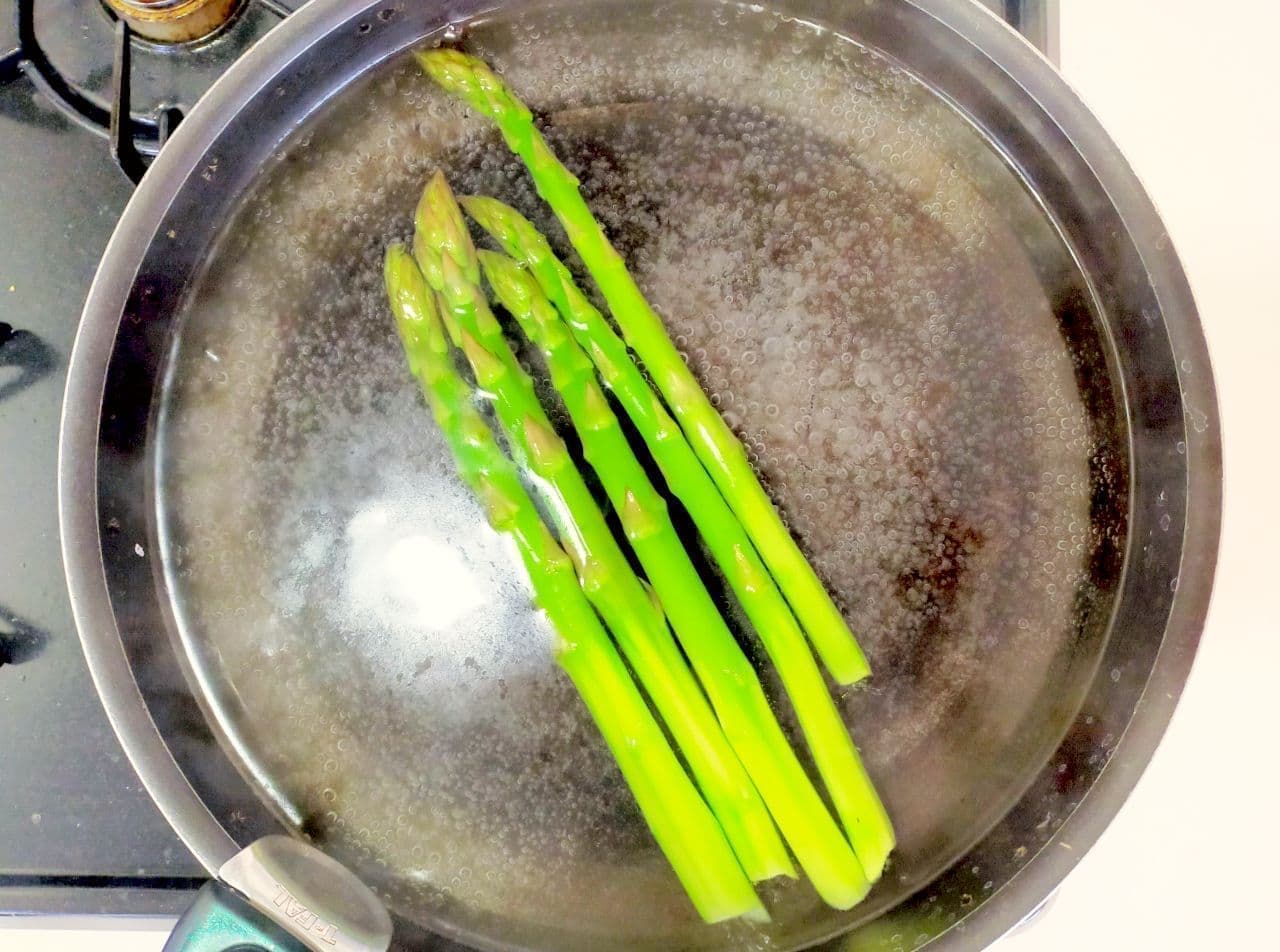 Step 2: Boil the asparagus