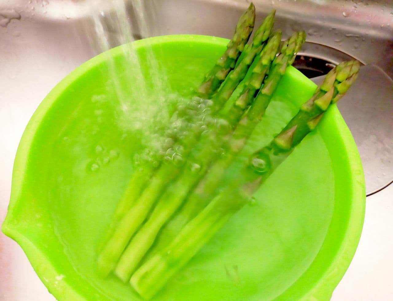 Step 3: Boil the asparagus