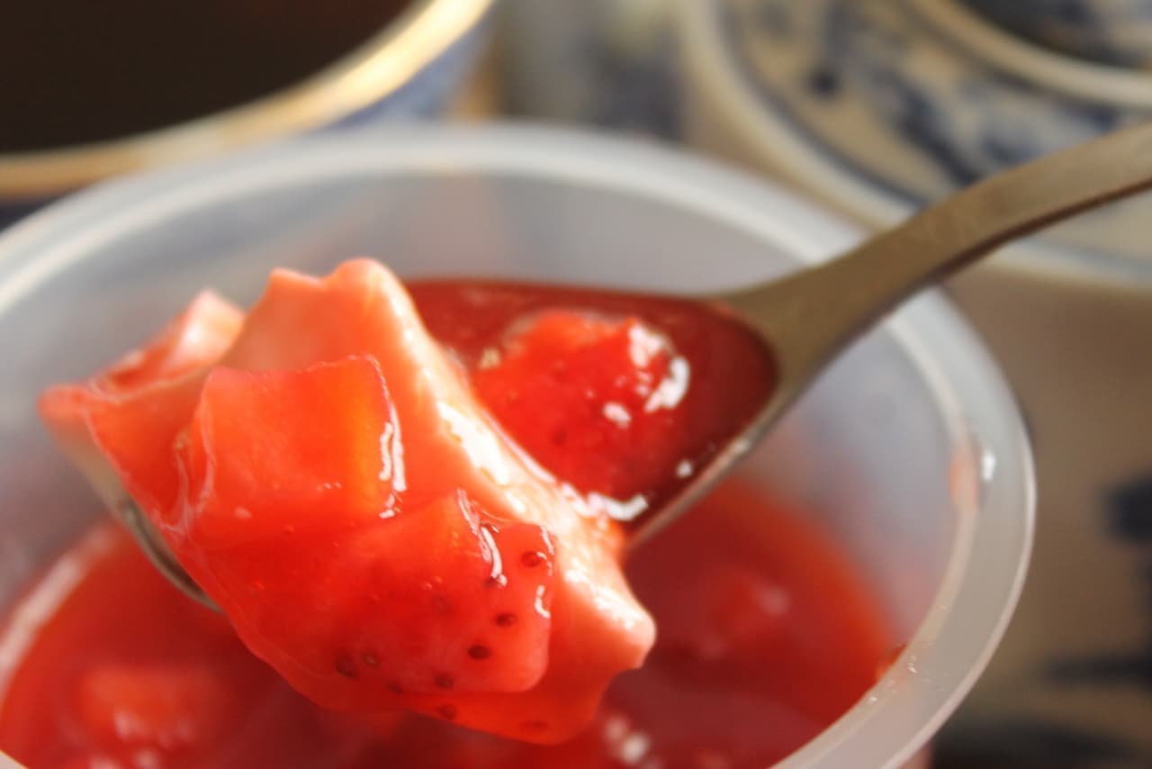 FamilyMart "Strawberry Raw Annin Pudding"