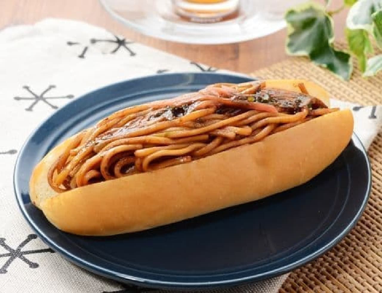 Lawson "Juicy Yakisoba Bread with Strong Sauce"