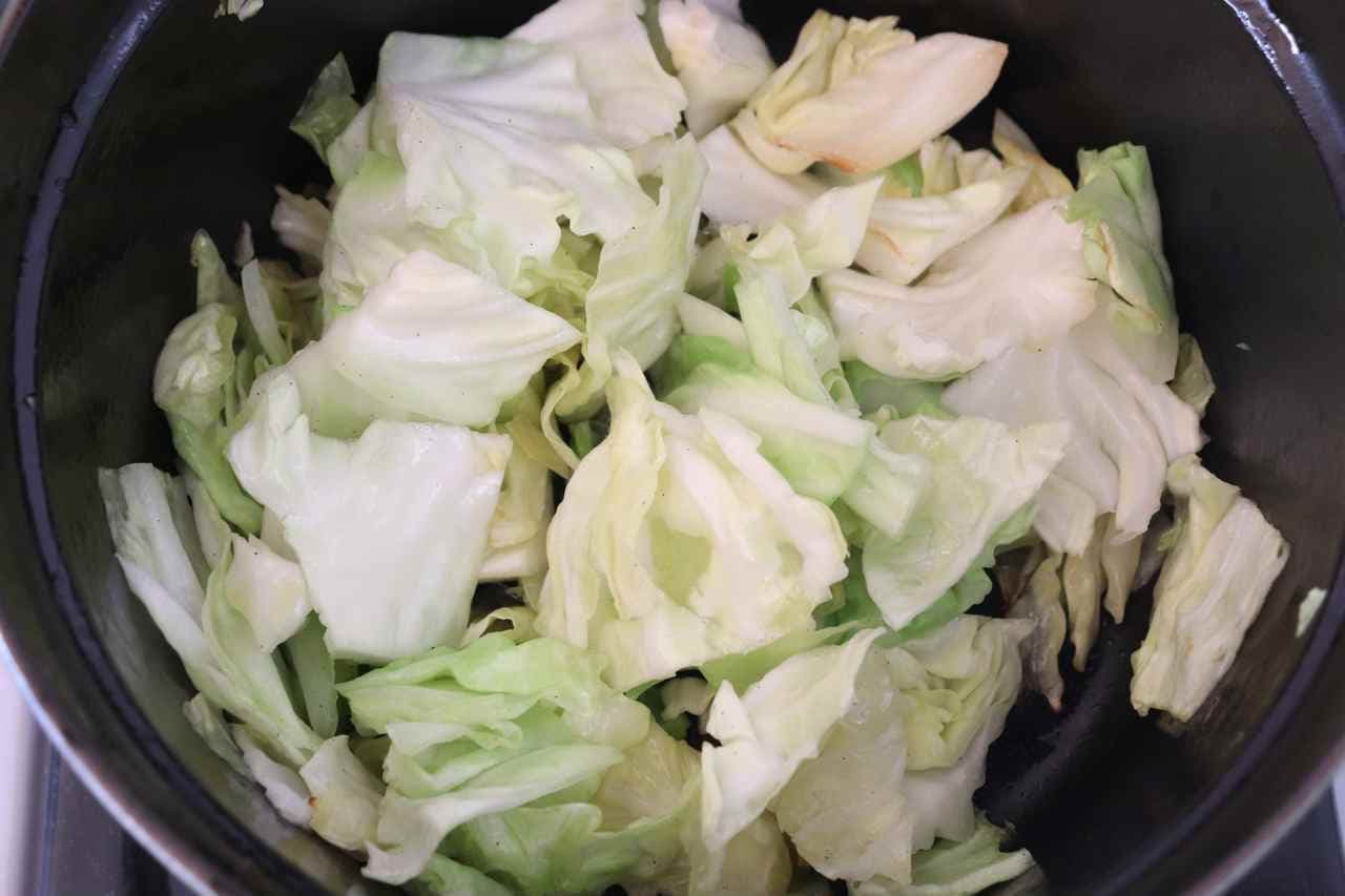 Stir-fried cabbage scented soup