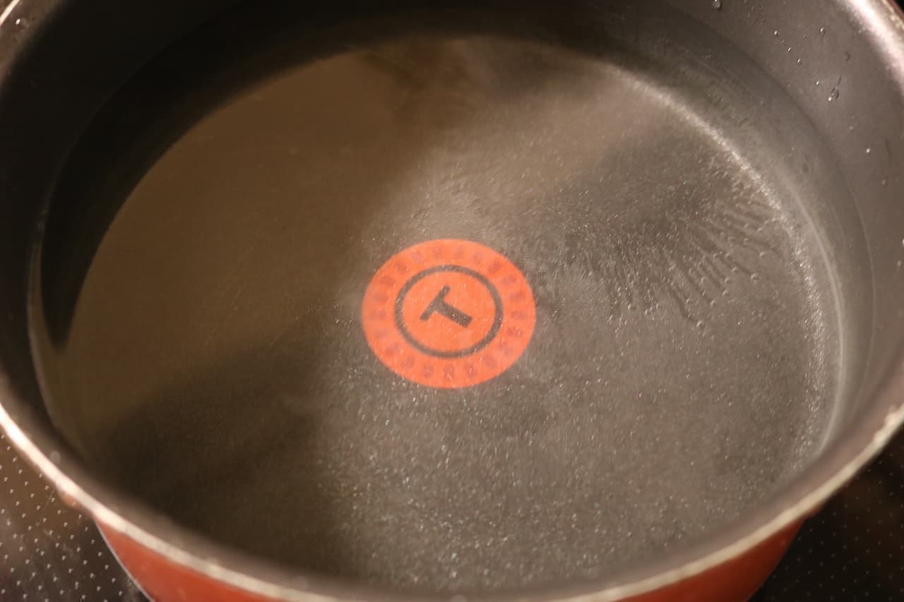 ステップ2 大きめの鍋にたっぷり水を入れて沸騰させ、少量の塩を加えます。