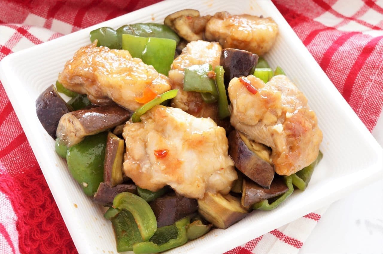 Spicy stir-fried chicken eggplant peppers