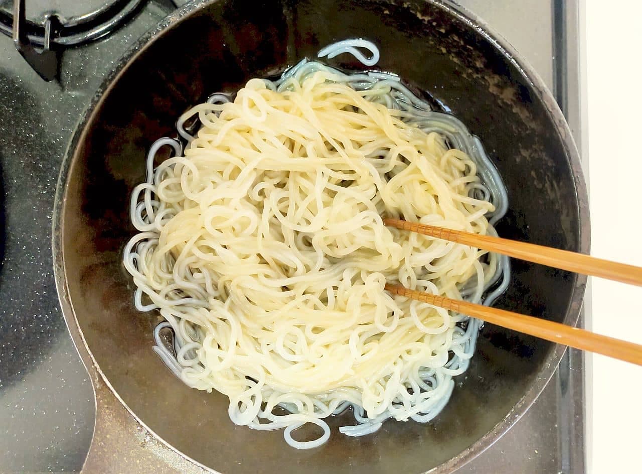 "Stir-fried peppers and shirataki noodles" recipe