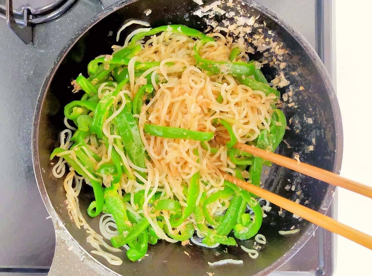 "Stir-fried peppers and shirataki noodles" recipe