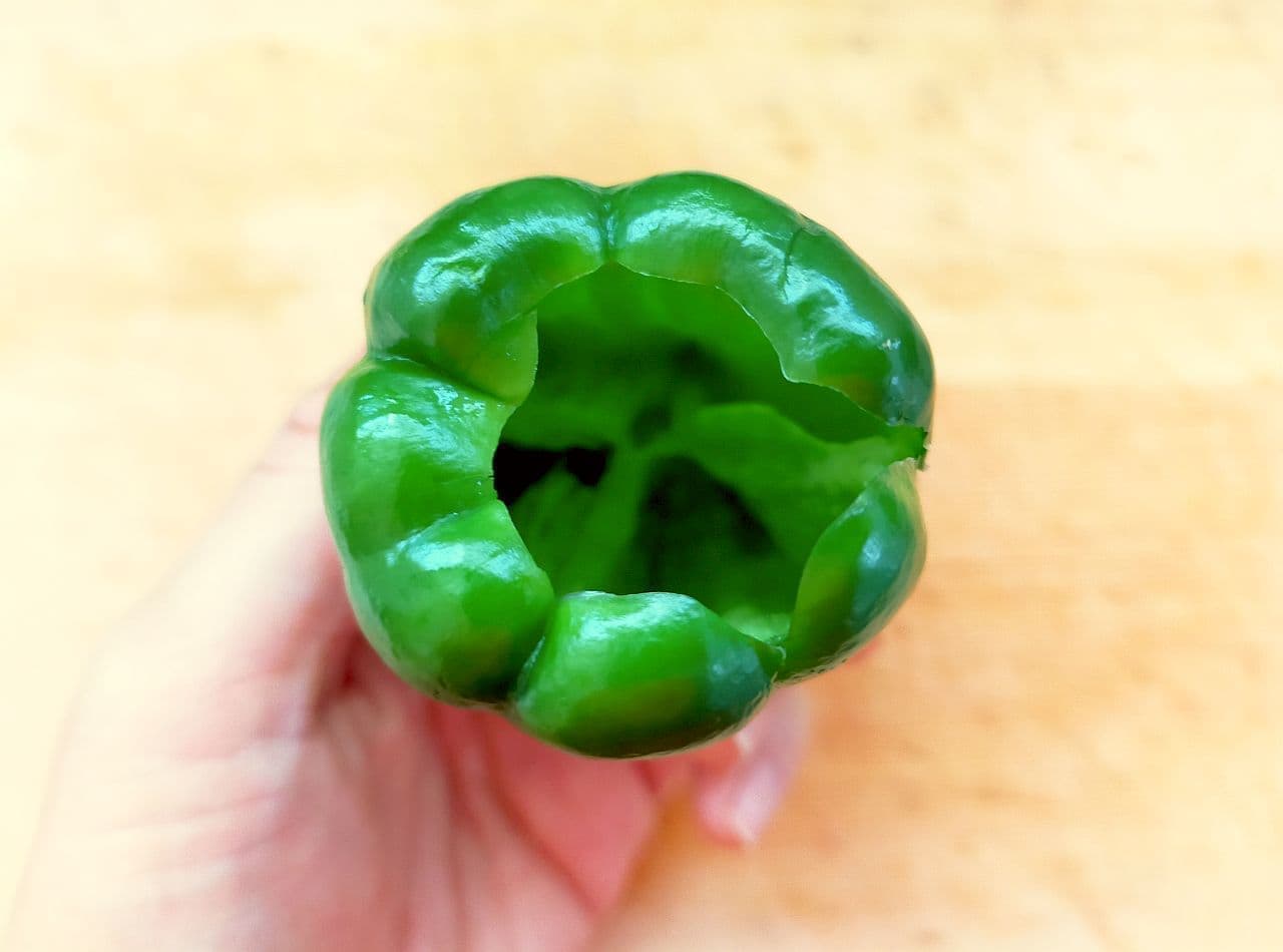 How to remove seeds from bell peppers