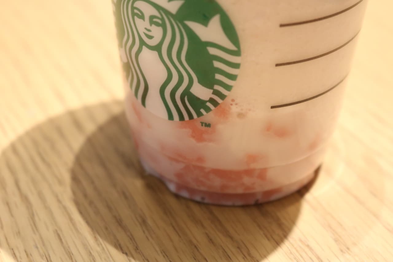 Starbucks new frappuccino "Sakura fluffy berry frappuccino"