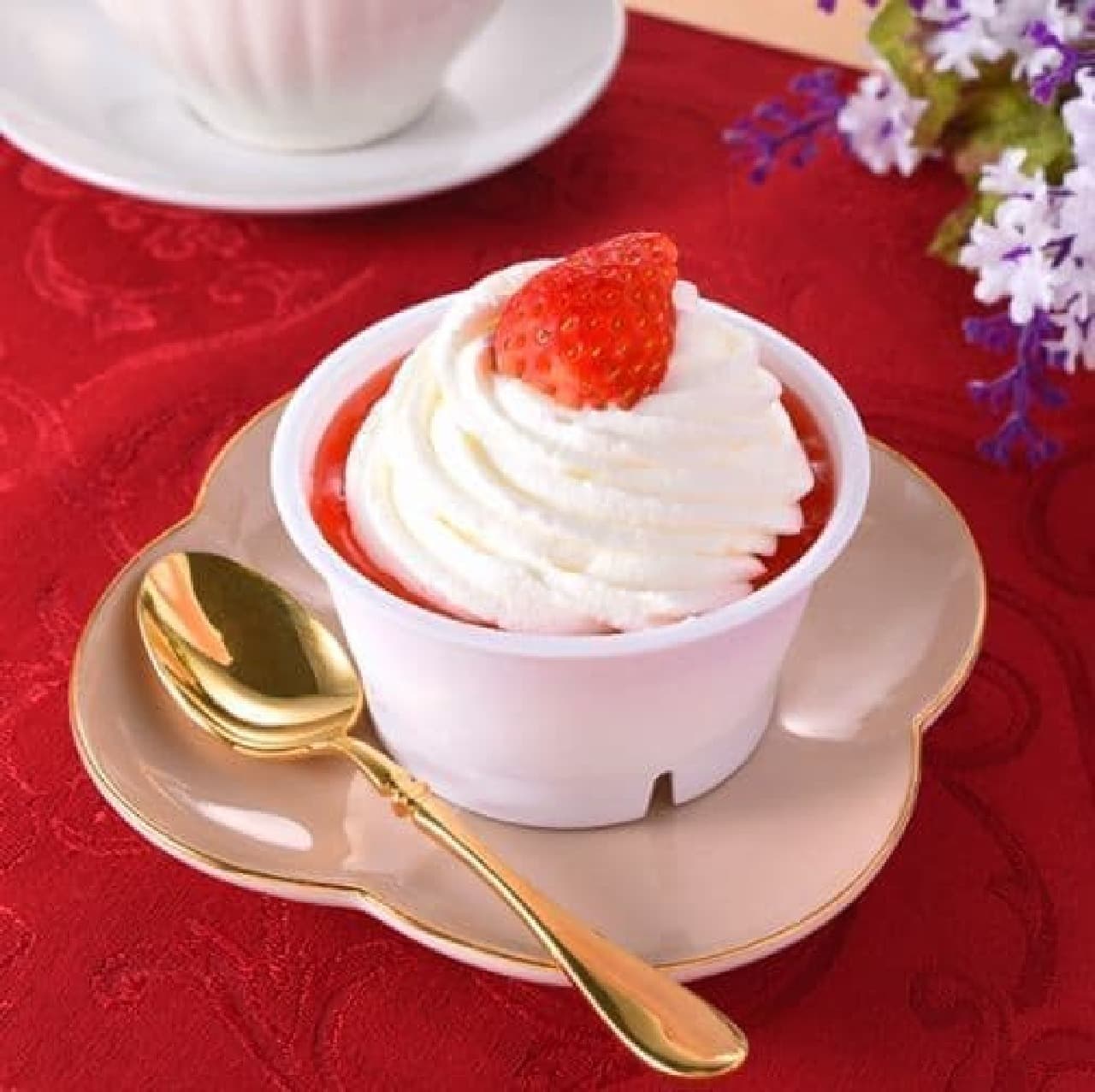 FamilyMart "Cream Hoobaru Strawberry Cake"