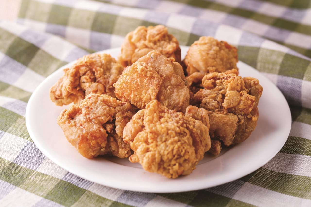 Deep-fried chicken thighs prepared in two stages of origin