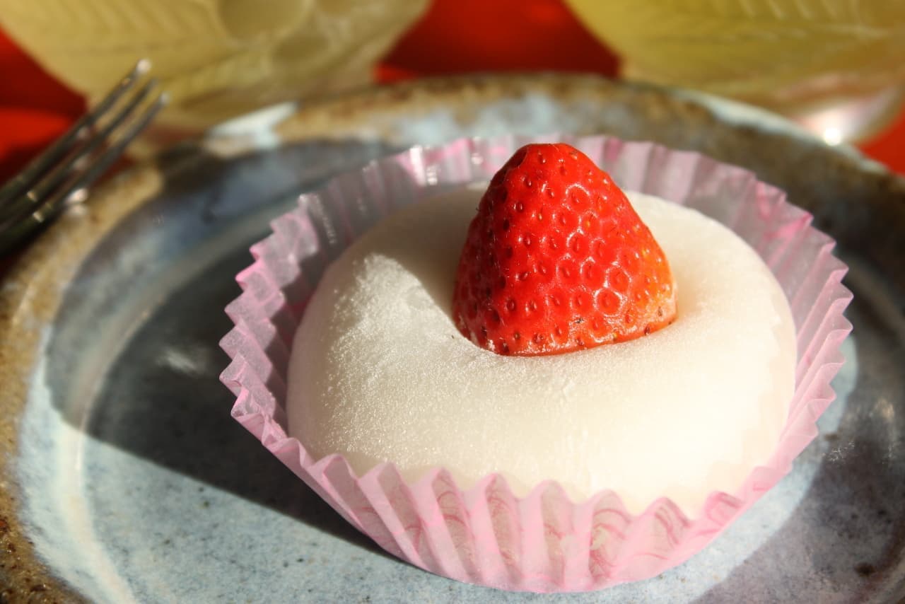 FamilyMart "Soft rice cake ichigo daifuku (red bean paste & whipped cream)"