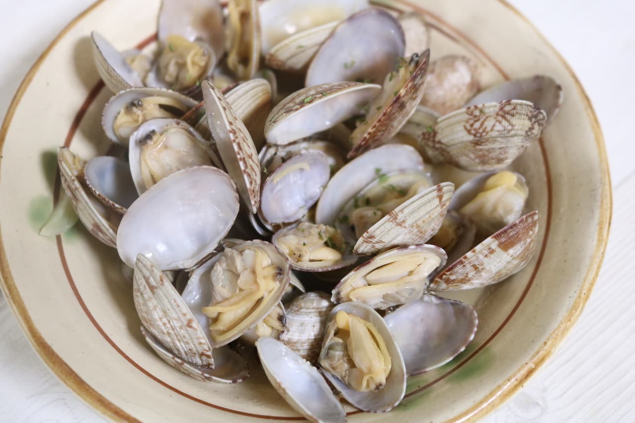 Simple recipe "Steamed clams with garlic butter"