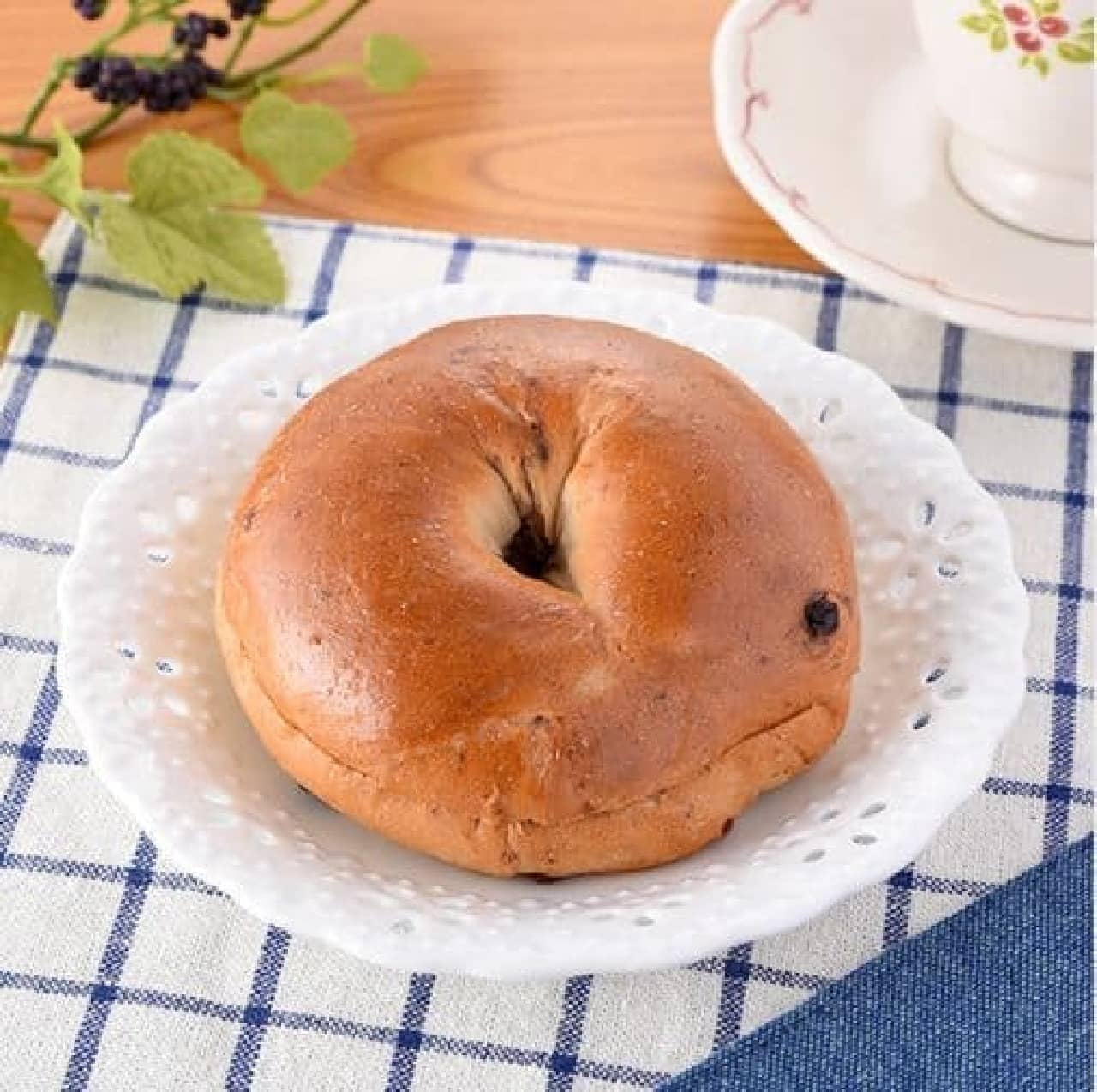 FamilyMart "Cranberry and chocolate bagels (cream cheese)"