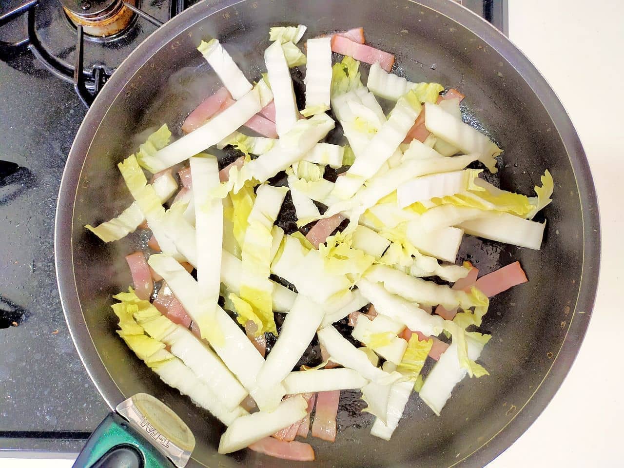 「白菜ベーコンのバター炒め」レシピ