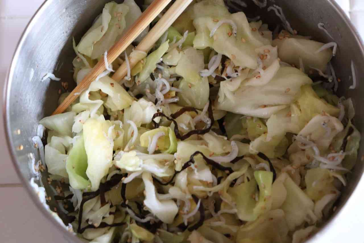Shirasu and salted kelp cabbage salad