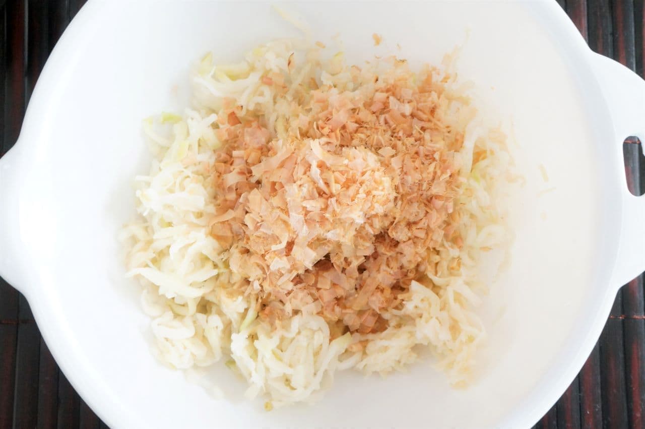 Japanese-style salad of dried daikon and scallops