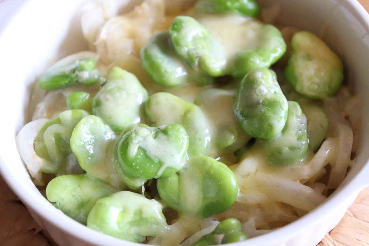 Grilled broad beans and new onions with cheese