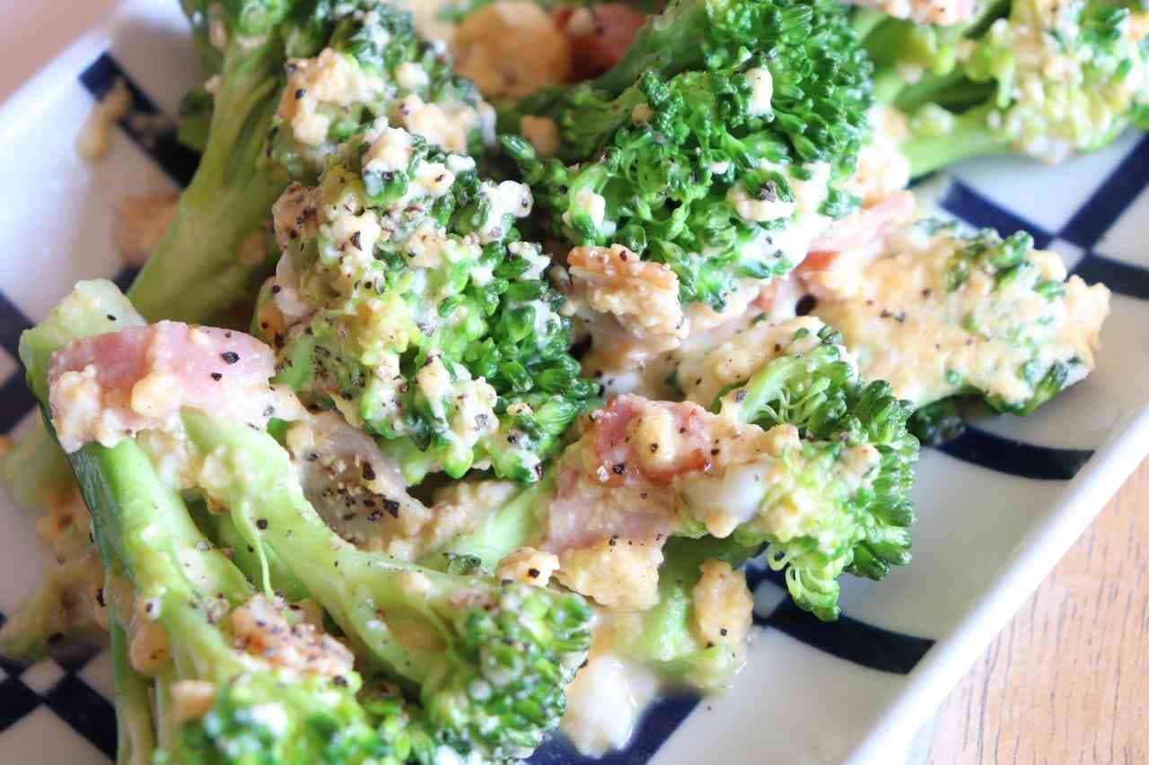 Stir-fried broccoli with carbonara