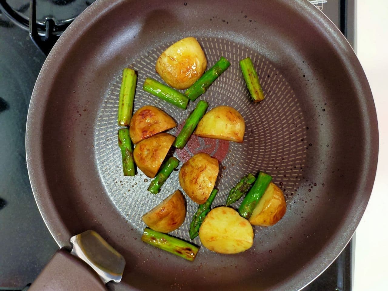 "New potato and asparagus stir-fried with butter" recipe